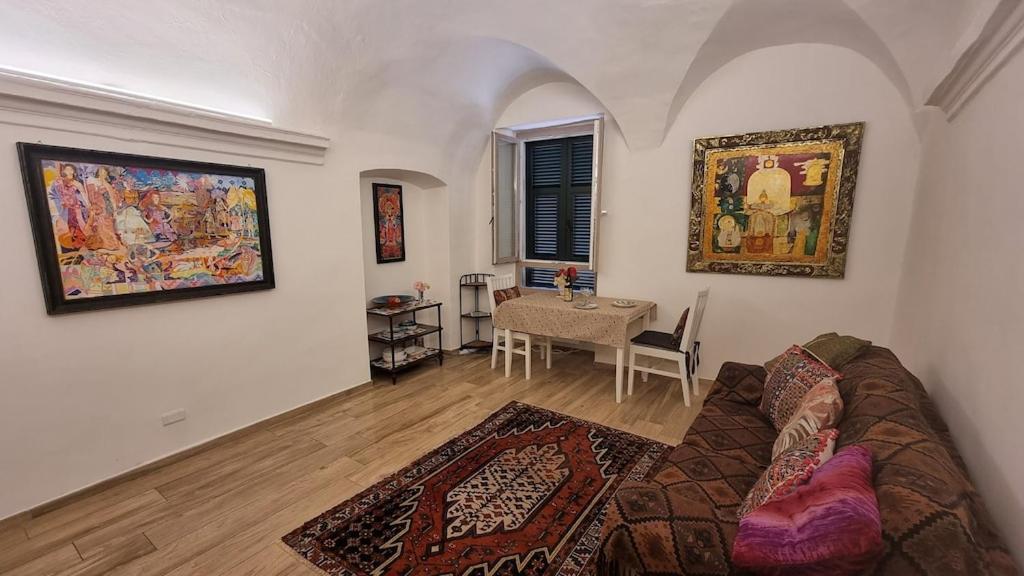 Beautifully Restored Romantic Apartment In The Centre Of Historic Dolcedo Extérieur photo